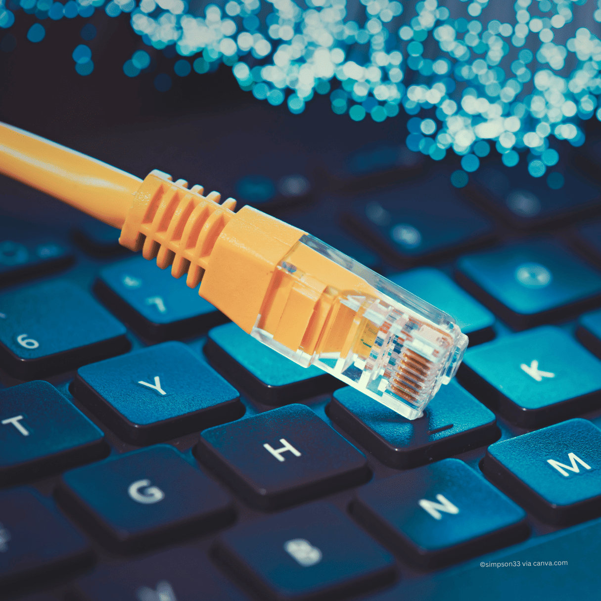 Laptop Tastatur mit Internet Kabel und Highspeed-Glasfaser 