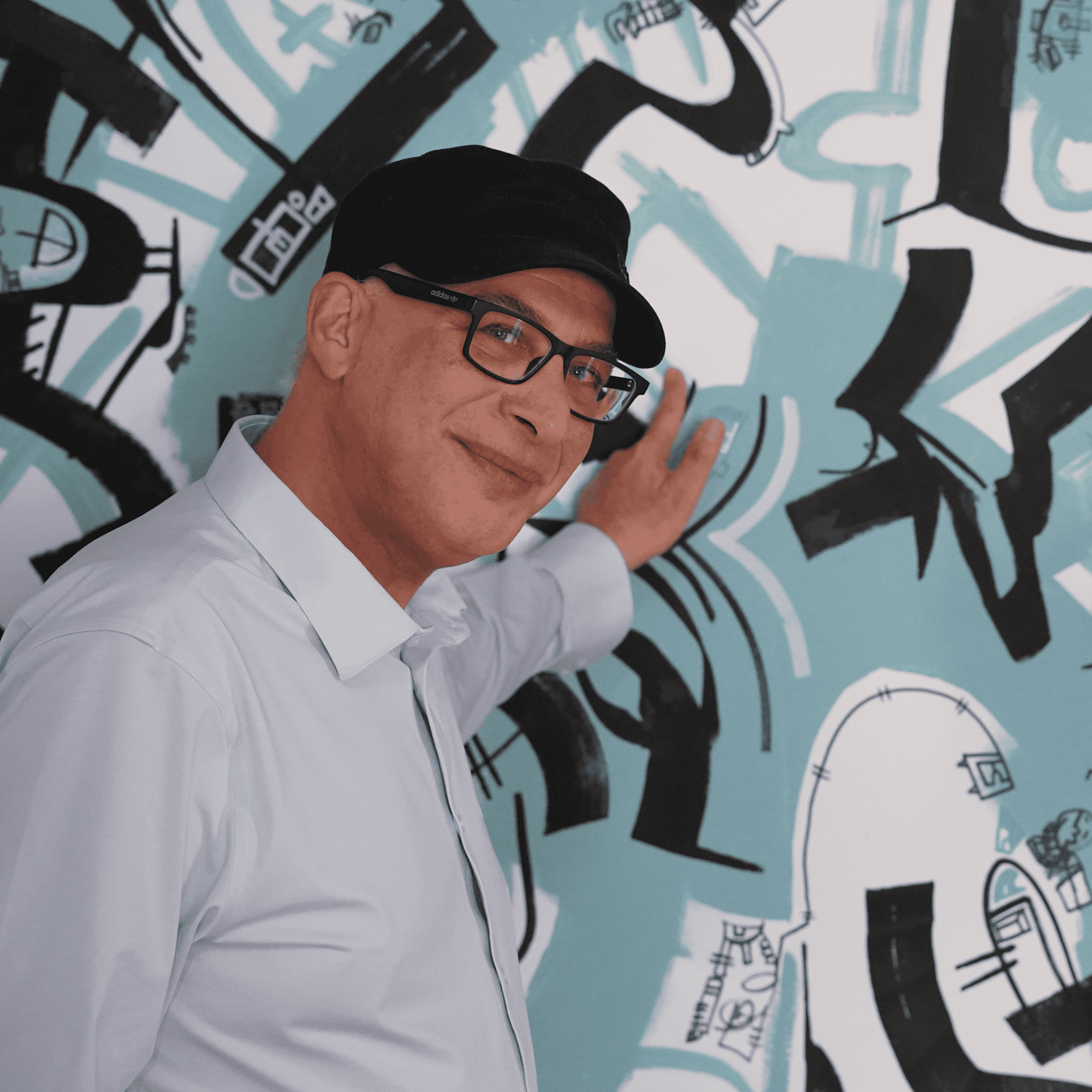 Der Künstler Jon Seidman steht seitlich vor einem seiner Werke.