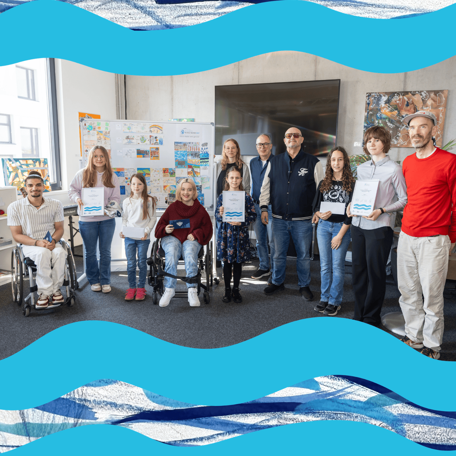 Der Künstler Jon Seidman steht seitlich vor einem seiner Werke.