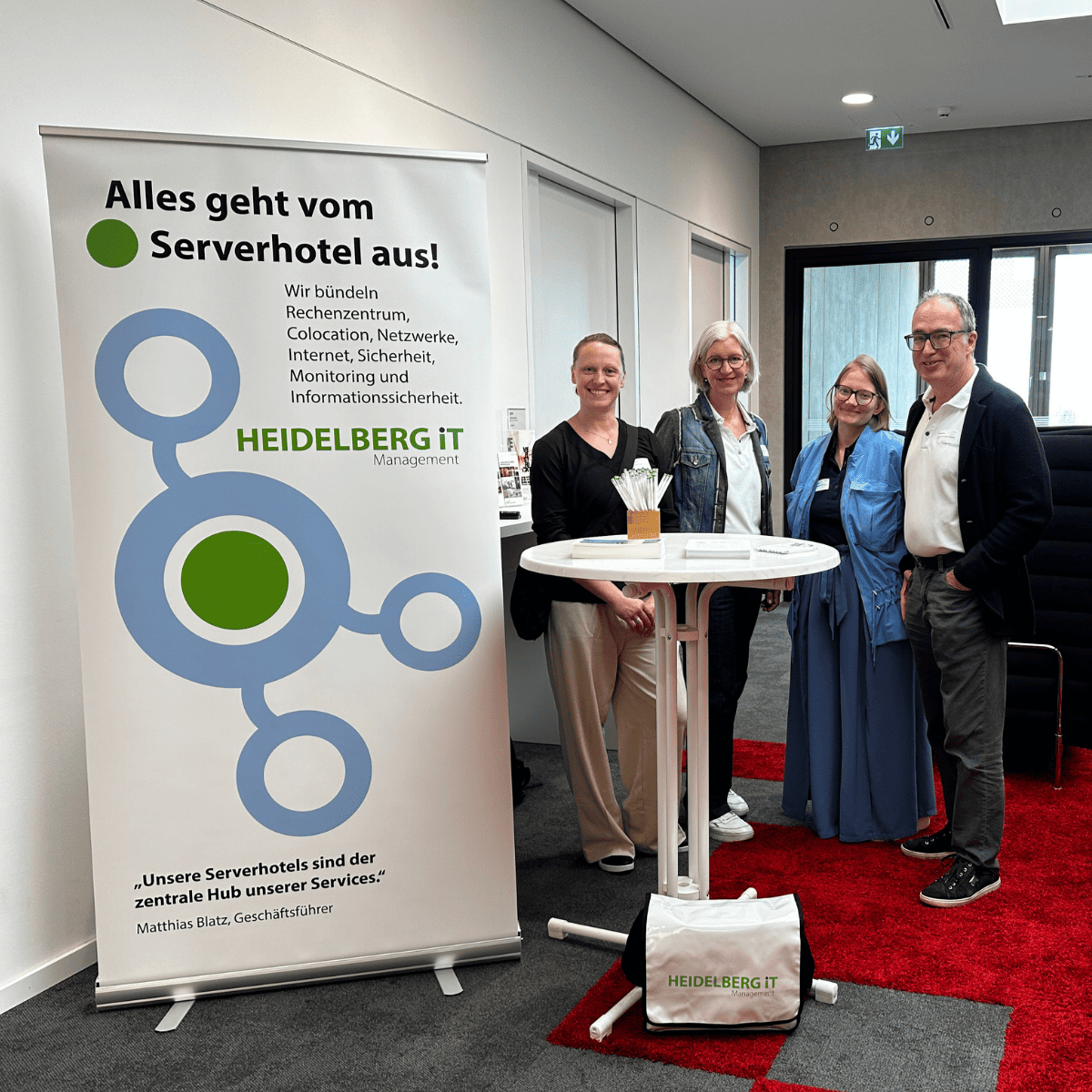Matthias Blatz mit Team am Stand der Heidelberg iT_Regionalkonferenz MRN 2026 Service Provider Award Gold 2025